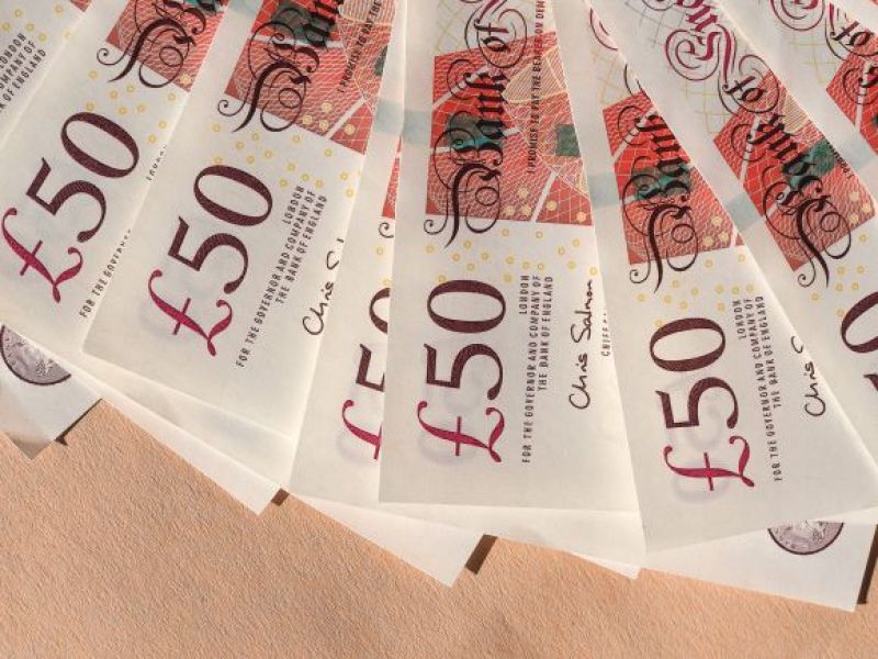 Ostrzeżenie dla osób pobierających benefity w UK! Wypłaty mogą być zmniejszone nawet o 15%!