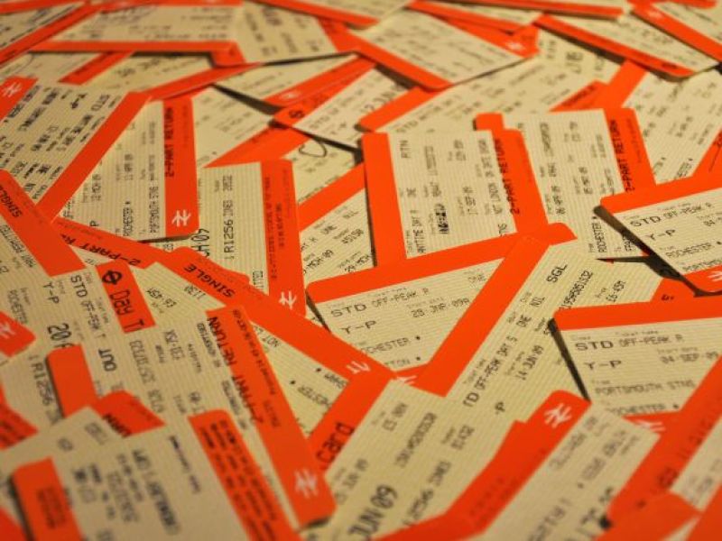 Ludzie masowo jeżdżą 'na gapę'! Stołeczny transport traci grube miliony - nowe pomysły na kontrolę biletów!