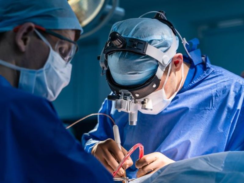 SKANDAL W NHS! Chirurg wyrzucony za ciągłe błędy przy operacjach zaczął od razu operować w innym szpitalu!