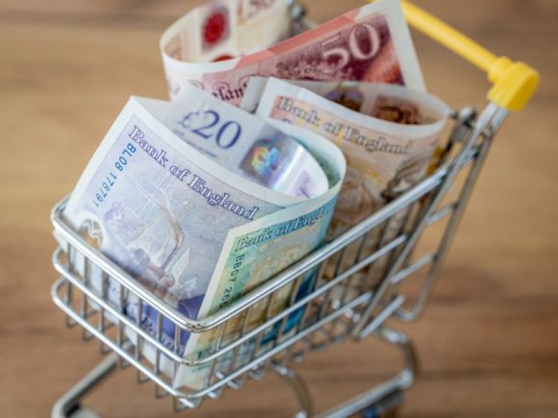 Ludzie w UK muszą oszczędzać na jedzeniu! Ceny żywności w sklepach na Wyspach ponownie W GÓRĘ!