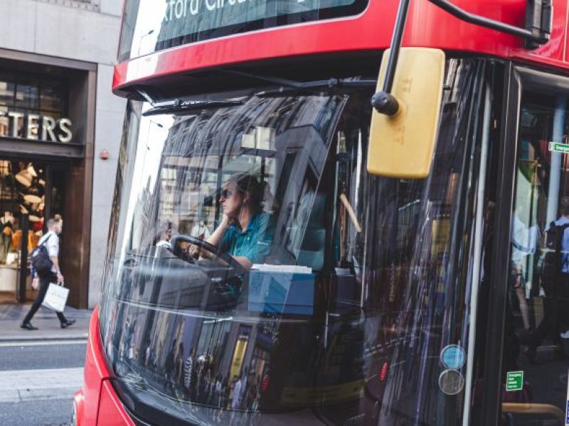 UK: Autobusy mogą nie ruszyć w ciepłą pogodę! Kierowcy ze specjalnym zezwoleniem!