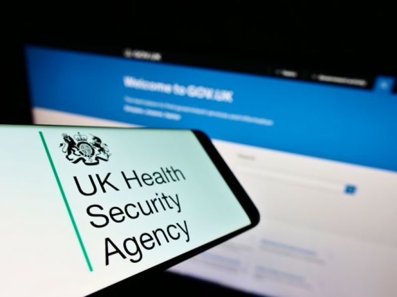 UKHSA alarmuje! Mieszkańcy UK wzywani do wykonania testów - objawy bardzo groźnej choroby nie zawsze widoczne!