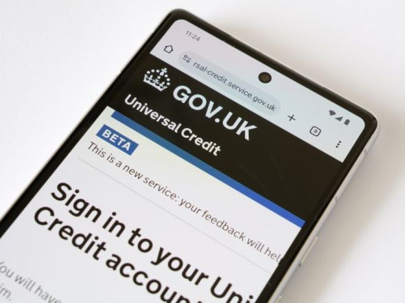 Ponad milion imigrantów pobiera Universal Credit – najnowsze dane ujawniają skalę pobierania benefitów przez obcokrajowców w UK!