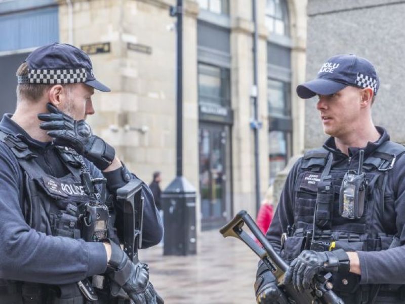 UK: Policyjny lockdown w centrum miasta! Uzbrojone służby przeprowadzają pilną interwencję!