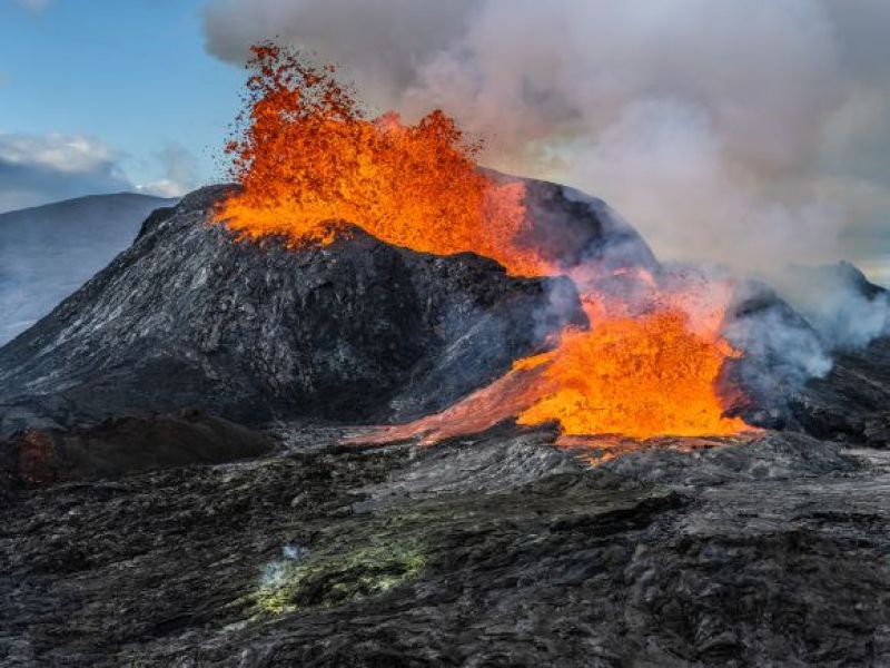 Erupcja wulkanu - mieszkańcy i turyści z nakazem ucieczki!