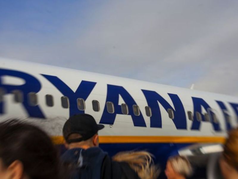 Pasażer wyprowadzony z samolotu Ryanaira tuż przed startem z UK! Nie mógł wytrzymać i w toalecie 'po kryjomu' złamał przepisy!