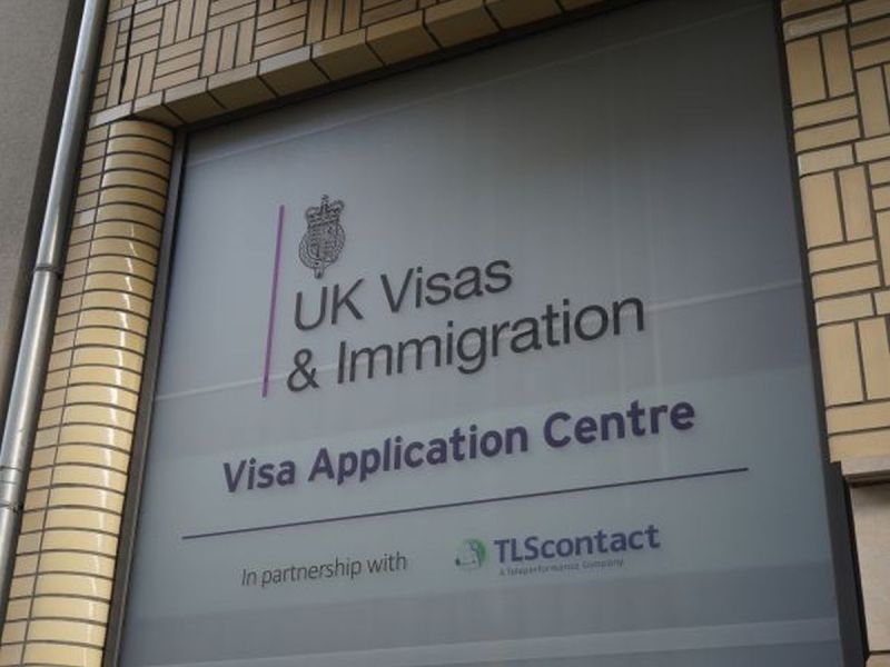 Prawie połowa Brytyjczyków opowiada się za wstrzymaniem migracji i deportacjami – wyniki najnowszego sondażu w UK
