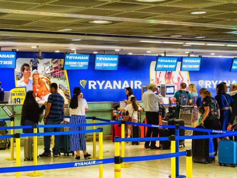 Rygorystyczne zasady bagażowe Ryanaira! Linie lotnicze przypominają - przygotuj KARTĘ, bo gotówki nie przyjmą!