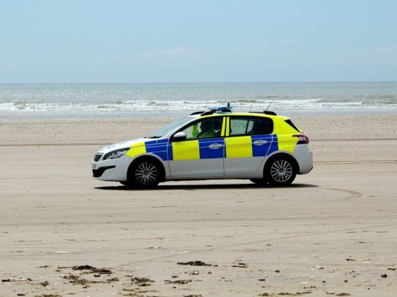 Upiorne znalezisko na brytyjskiej plaży! Policja odgrodziła teren od turystów!