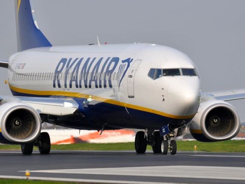 Awantura na pokładzie Ryanaira lecącego z UK! Nerwowy pasażer miał dość płaczu dziecka...