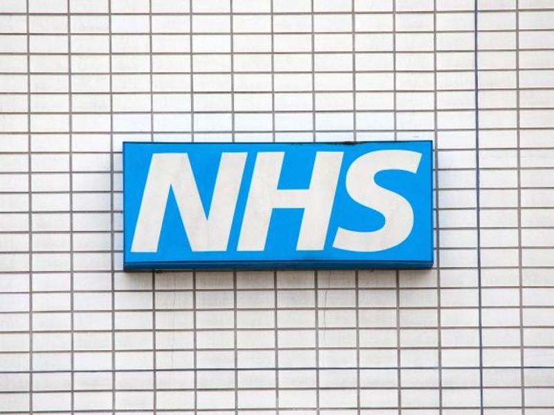 Najnowsze dane NHS: kolejki coraz dłuższe, ale rekordowych czasów czekania coraz mniej