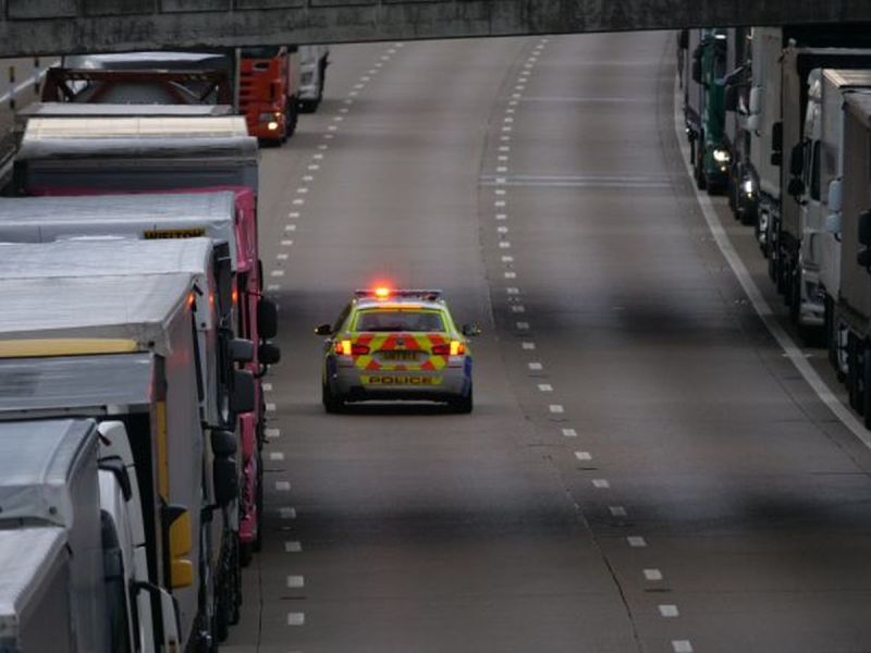 Groźny wypadek na M20! Traktor spadł z mostu na autostradę!