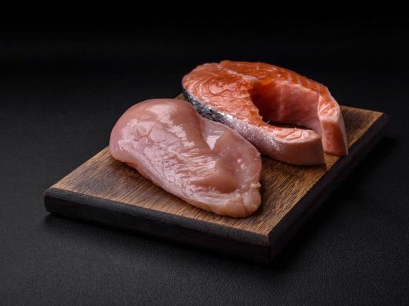 Niepokojące odkrycia w brytyjskich supermarketach! Bakterie w łososiu i mięsie drobiowym!
