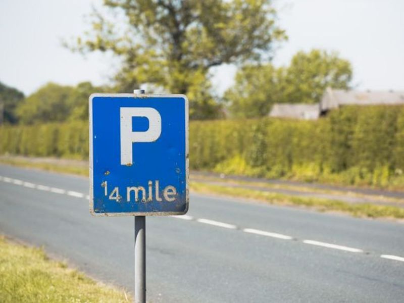 Niejasne oznaczenia dotyczące parkowania w miastach w UK! Kierowcy domagają się zmian