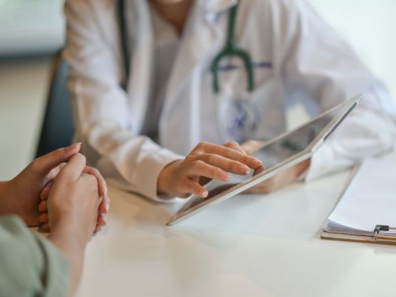 Nawet miesiąc czekania na zwykłą wizytę u GP! NHS kompletnie sobie nie radzi!