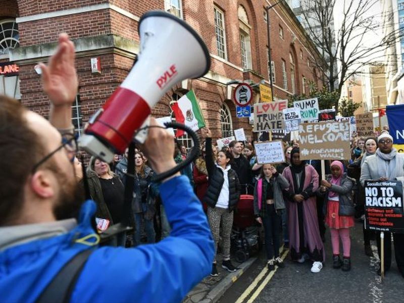 Protesty antyimigranckie w miastach UK – rząd próbuje zatrzymać rosnący niepokój!