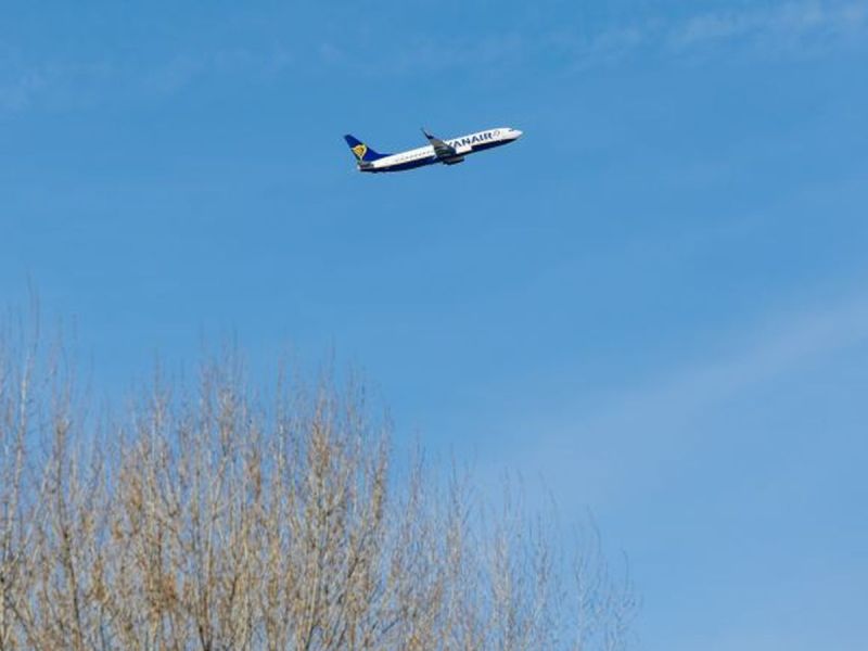 Zamieszanie na pokładzie Ryanaira! Pasażerka chciała otworzyć drzwi awaryjne – pilot interweniował!